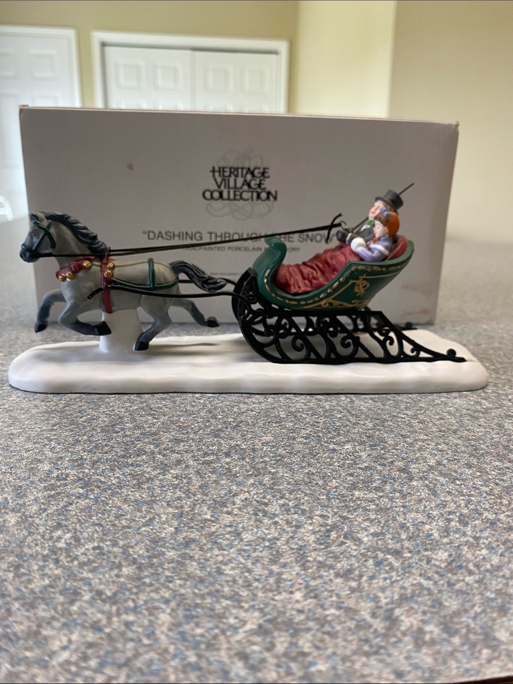 HERITAGE VILLAGE COLLECTION DASHING THROUGH THE SNOW Department 56 Handpainted